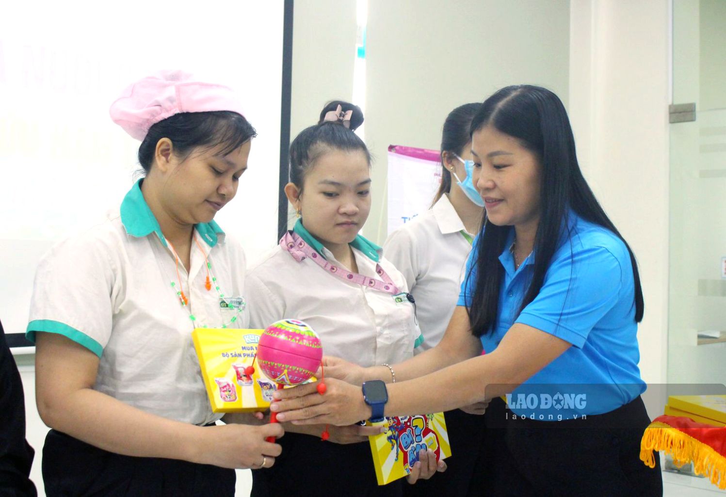 Bà Trương Thị Thùy Linh - Trưởng Bộ phận Nữ công, LĐLĐ tỉnh Đồng Tháp- tặng quà cho lao động nữ là bà bầu và nuôi con trong ngày ra mắt Câu lạc bộ. Ảnh: Thanh Mai