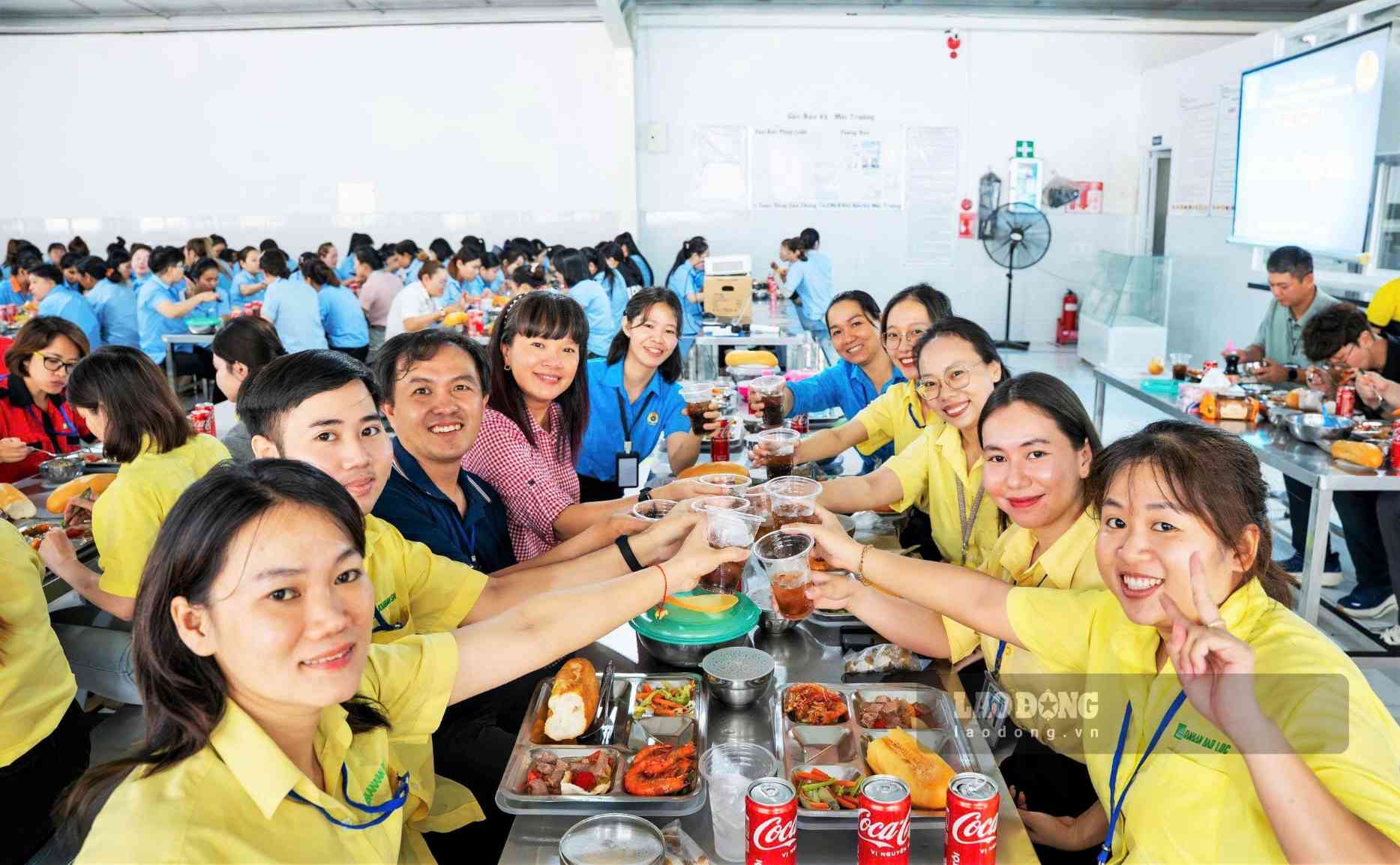 Bữa cơm Công đoàn gắn kết người lao động nhân dịp kỷ niệm ngày Doanh nhân Việt Nam