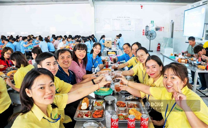 Bữa cơm công đoàn gắn kết người lao động tại Công ty TNHH Kanaan Bảo Lộc. Ảnh: Phúc Khánh