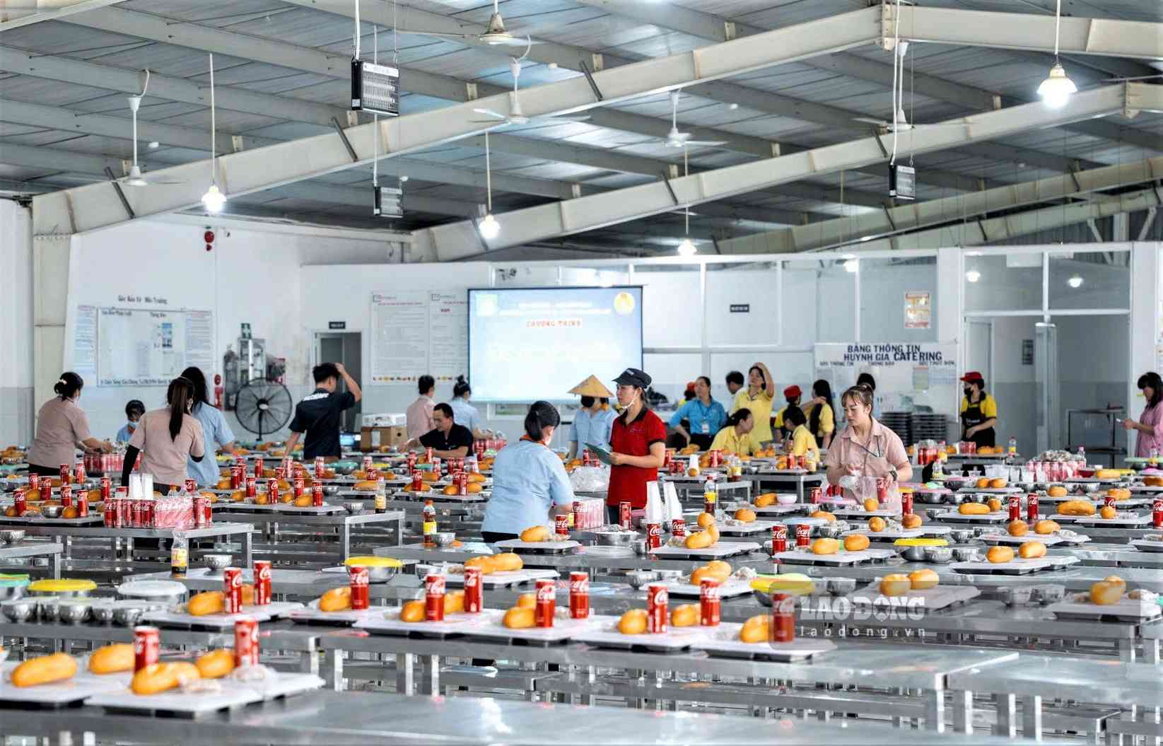 Công ty TNHH Kanaan Bảo Lộc chuẩn bị Bữa cơm công đoàn cho người lao động. Ảnh: Phúc Khánh (chụp ngày 6.10) 