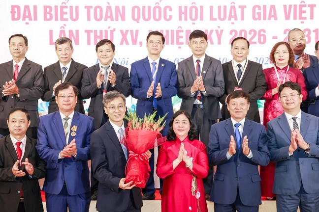 Bà Bùi Thị Minh Hoài - Ủy viên Bộ Chính trị, Bí thư Trung ương Đảng, Chủ tịch Ủy ban Trung ương MTTQ Việt Nam tặng hoa chúc mừng Ban Chấp hành nhiệm kỳ 2026-2031. Ảnh: Quang Vinh/MTTQ
