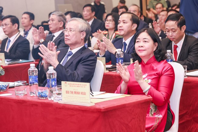 Bà Bùi Thị Minh Hoài - Ủy viên Bộ Chính trị, Bí thư Trung ương Đảng, Chủ tịch Ủy ban Trung ương MTTQ Việt Nam cùng đại biểu tham dự Đại hội. Ảnh: Quang Vinh
