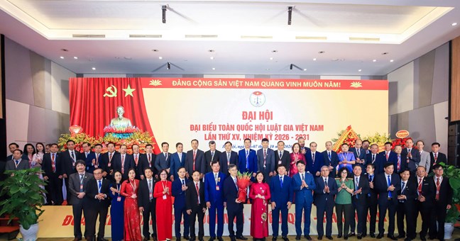 Bà Bùi Thị Minh Hoài - Ủy viên Bộ Chính trị, Bí thư Trung ương Đảng, Chủ tịch Ủy ban Trung ương MTTQ Việt Nam tặng hoa chúc mừng Ban Chấp hành nhiệm kỳ 2026-2031. Ảnh: Quang Vinh/MTTQ