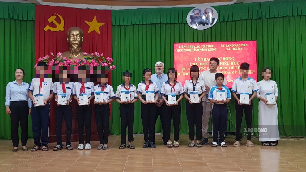 Trao học bổng cho 100 học sinh hiếu học tại Vĩnh Long