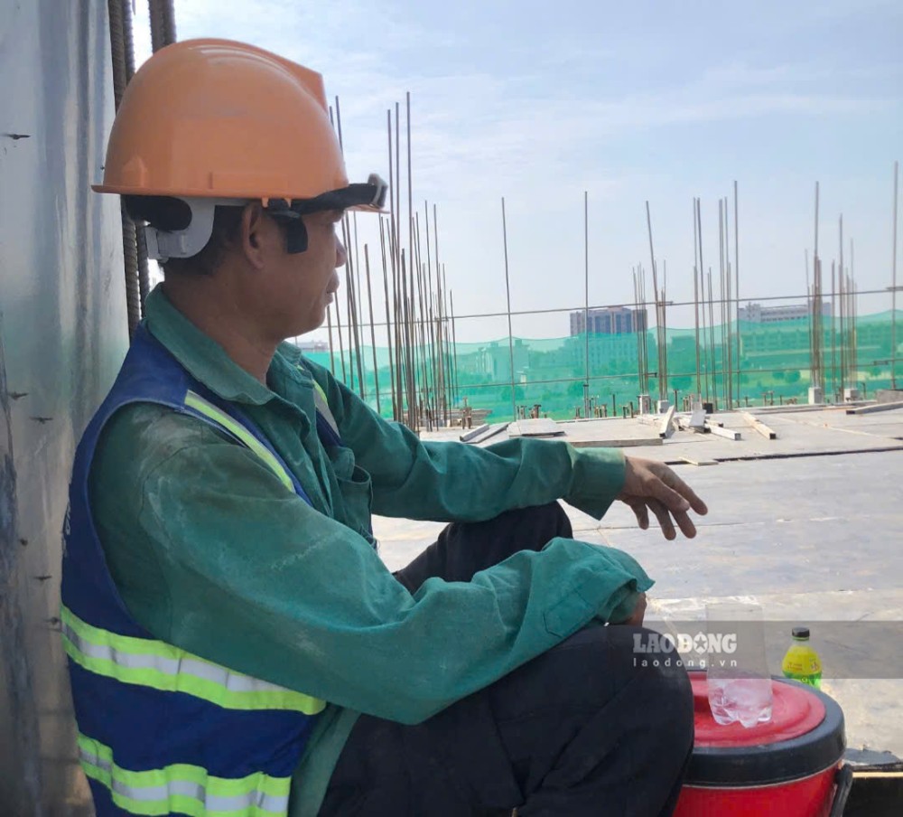 Ông Phạm Văn Tùng tranh thủ nghỉ ngơi tại công trường. Ảnh chụp ngày 6.10. Ảnh: Quỳnh Chi