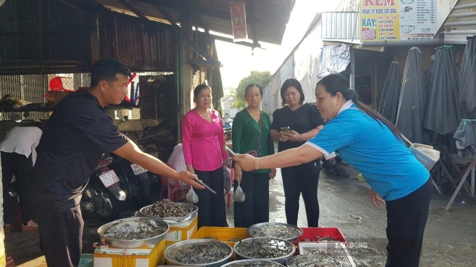 Chợ 4.0 giúp tiểu thương Trà Ôn quen dần với thanh toán số