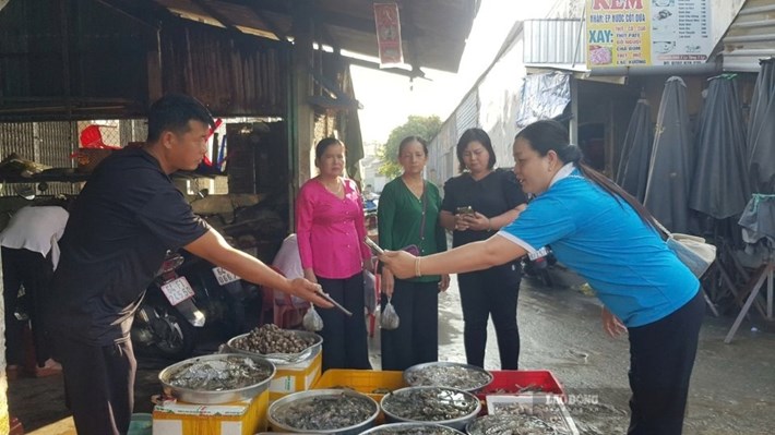 Mô hình “Chợ 4.0” được triển khai nhằm thúc đẩy thanh toán không dùng tiền mặt tại chợ. Ảnh chụp ngày 7.10.2026 tại xã Trà Ôn. Ảnh: HOÀNG LỘC