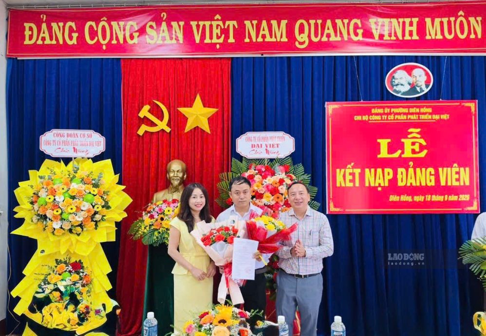 Chi bộ Công ty Cổ phần Phát triển Đại Việt tổ chức Lễ kết nạp đảng viên cho đoàn viên ưu tú do CĐCS giới thiệu. Ảnh: Công đoàn Diên Hồng 
