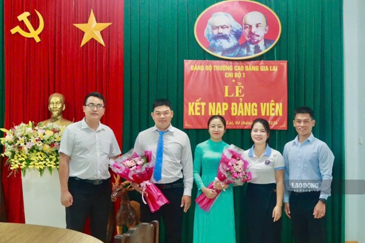 Lễ kết nạp đảng viên mới tại Chi bộ 1, Đảng bộ Trường Cao đẳng Gia Lai. Ảnh: Công đoàn Diên Hồng