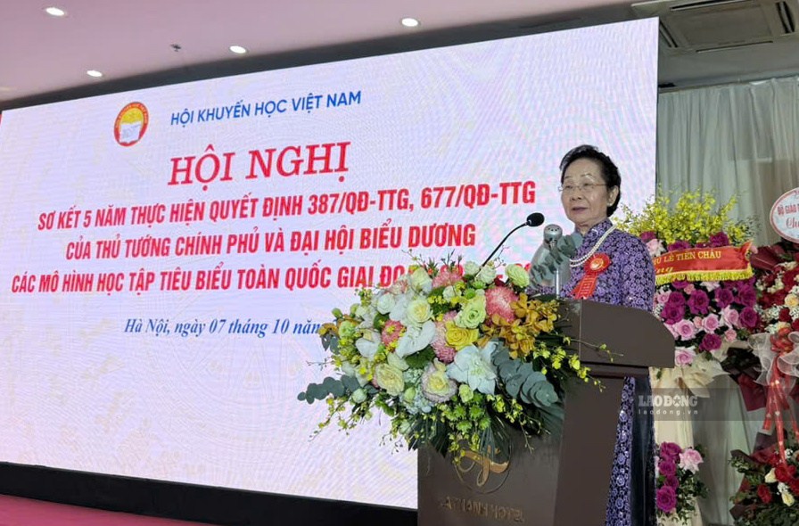 GS.TS Nguyễn Thị Doan, Chủ tịch Hội Khuyến học Việt Nam phát biểu tại Hội nghị sơ kết 5 năm thực hiện Quyết định 387/QĐ-TTg, Quyết định 677/QĐ-TTg của Thủ tướng Chính phủ và Đại hội biểu dương các mô hình học tập tiêu biểu toàn quốc giai đoạn 2021-2025. Ảnh: Trà My
