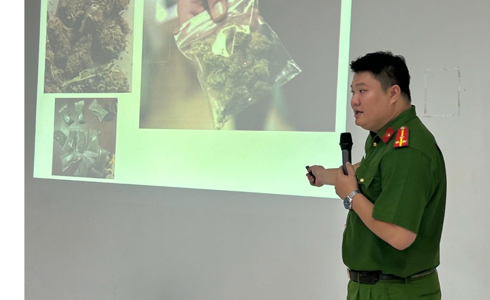 Cán bộ tuyên truyền của Công an tỉnh chia sẻ về kiến thức pháp luật, phòng chống ma túy. Ảnh: Cẩm Tú