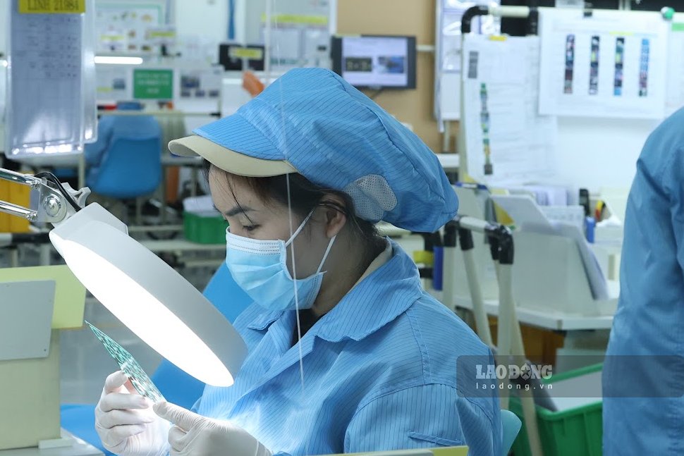 Công nhân làm việc trong những dây chuyền sản xuất hiện đại, tuân thủ quy trình công nghệ và tiêu chuẩn kỹ thuật. Ảnh: Hải Nguyễn