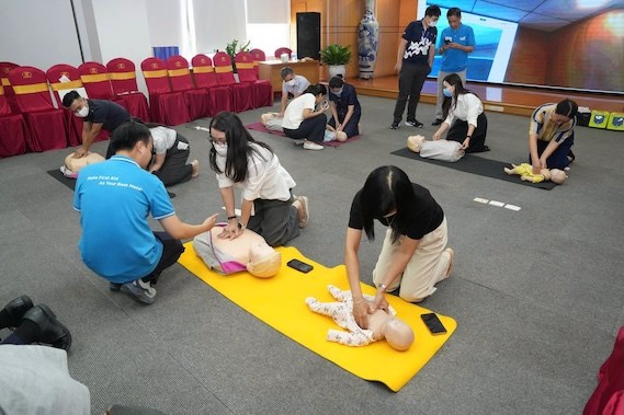 Cán bộ, nhân viên, đoàn viên và người lao động thuộc Công đoàn VP1 Tập đoàn Dệt may Việt Nam thực hành tại chương trình Đào tạo sơ cấp cứu ban đầu. Ảnh: CĐ Dệt may Việt Nam