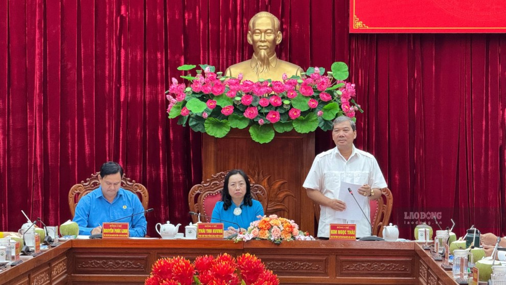 Đồng chí Kim Ngọc Thái - Phó Bí thư Tỉnh ủy, Chủ tịch Ủy ban Mặt trận Tổ quốc Việt Nam tỉnh Vĩnh Long - phát biểu tại buổi làm việc. Ảnh chụp ngày 7.10.2026. Ảnh: Hoàng Lộc