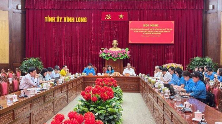 Quang cảnh buổi làm việc giữa Thường trực Tổng Liên đoàn Lao động Việt Nam và Thường trực Tỉnh ủy Vĩnh Long về công tác Công đoàn. Ảnh: Hoàng Lộc