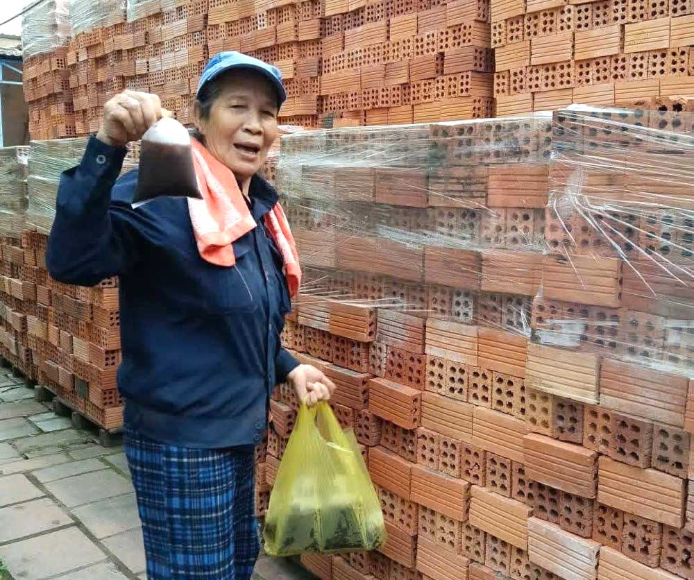 Văn hóa doanh nghiệp được thể hiện rất rõ qua những việc thường ngày Niềm vui của người lao động với phần quà giải nhiệt mà hè. Ảnh: Công đoàn Nam Phước