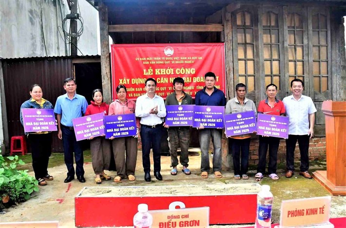 Ủy ban MTTQ Việt Nam xã Đức An trao hỗ trợ xây nhà Đại đoàn kết cho hộ nghèo. Ảnh: Hoài Hoàng