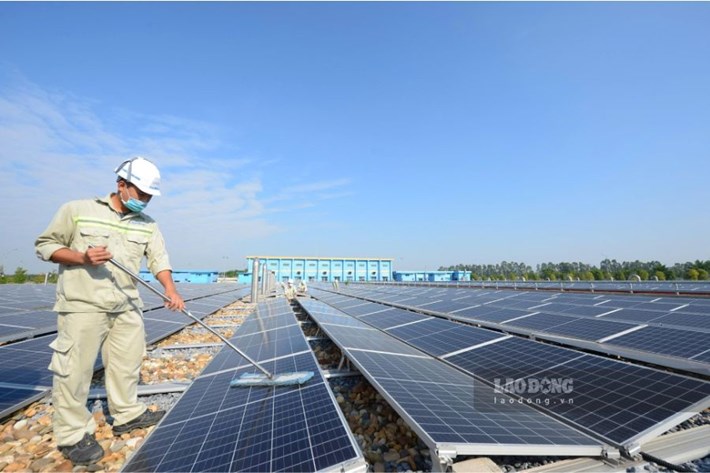 Đa dạng hóa nguồn cung để đảm bảo an ninh năng lượng là một yêu cầu trong kỷ nguyên phát triển mới. Trong ảnh: Công nhân vệ sinh tấm pin năng lượng mặt trời tại nhà máy nước mặt sông Đuống. Ảnh: Hải Nguyễn