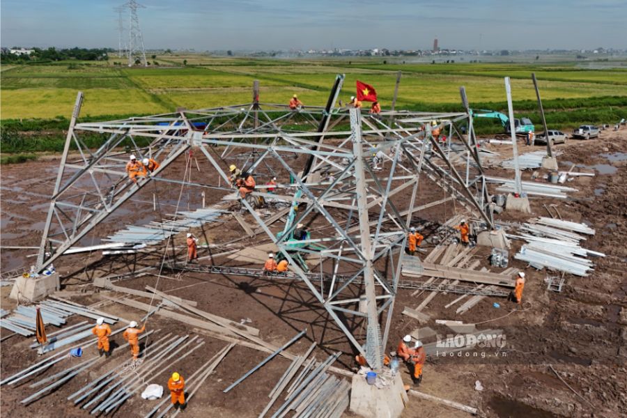 Công nhân ngành điện xây dựng hệ thống đường dây truyền tải điện áp, góp phần bảo đảm an ninh năng lượng. Ảnh: Hải Nguyễn