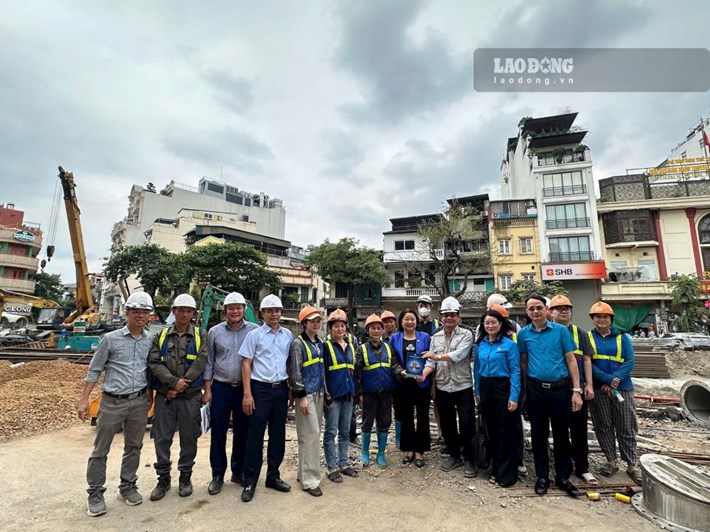 Lãnh đạo Liên đoàn Lao động TP Hà Nội nắm bắt tình hình và trao quà cho công nhân đang làm việc tại Dự án Xây dựng, lắp đặt bổ sung một số trạm bơm hồ, bể điều tiết, hệ thống đường ống thoát nước lưu vực Tô Lịch, Tả Nhuệ tháng 8.2026. Ảnh: Phạm Đông