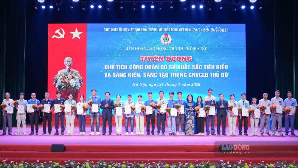 Tuyên dương người lao động đạt danh hiệu Sáng kiến, sáng tạo trong CNVCLĐ Thủ đô năm 2026. Ảnh: Phạm Đông