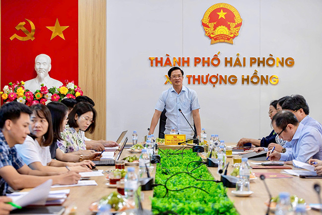 Chủ tịch Ủy ban MTTQ Việt Nam thành phố Phạm Văn Lập làm việc với lãnh đạo xã Thượng Hồng về giải pháp thực hiện mục tiêu xóa nghèo. Ảnh: Cổng TTĐT Hải Phòng