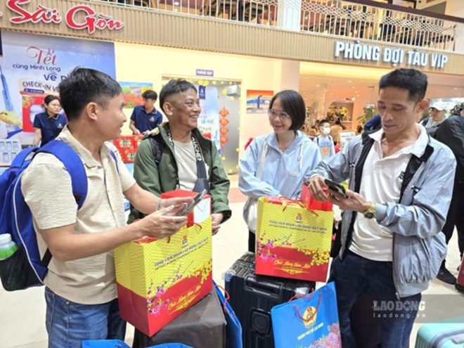 Tết 2027: Người lao động nào được nhận tiền hay vé về quê?