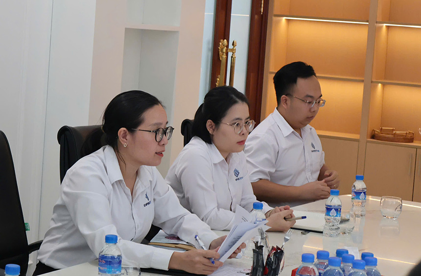 Đại diện Công ty Cổ phần Phú Sơn làm việc với Đoàn kiểm tra. Ảnh: Cổng TTĐT Hải Phòng 