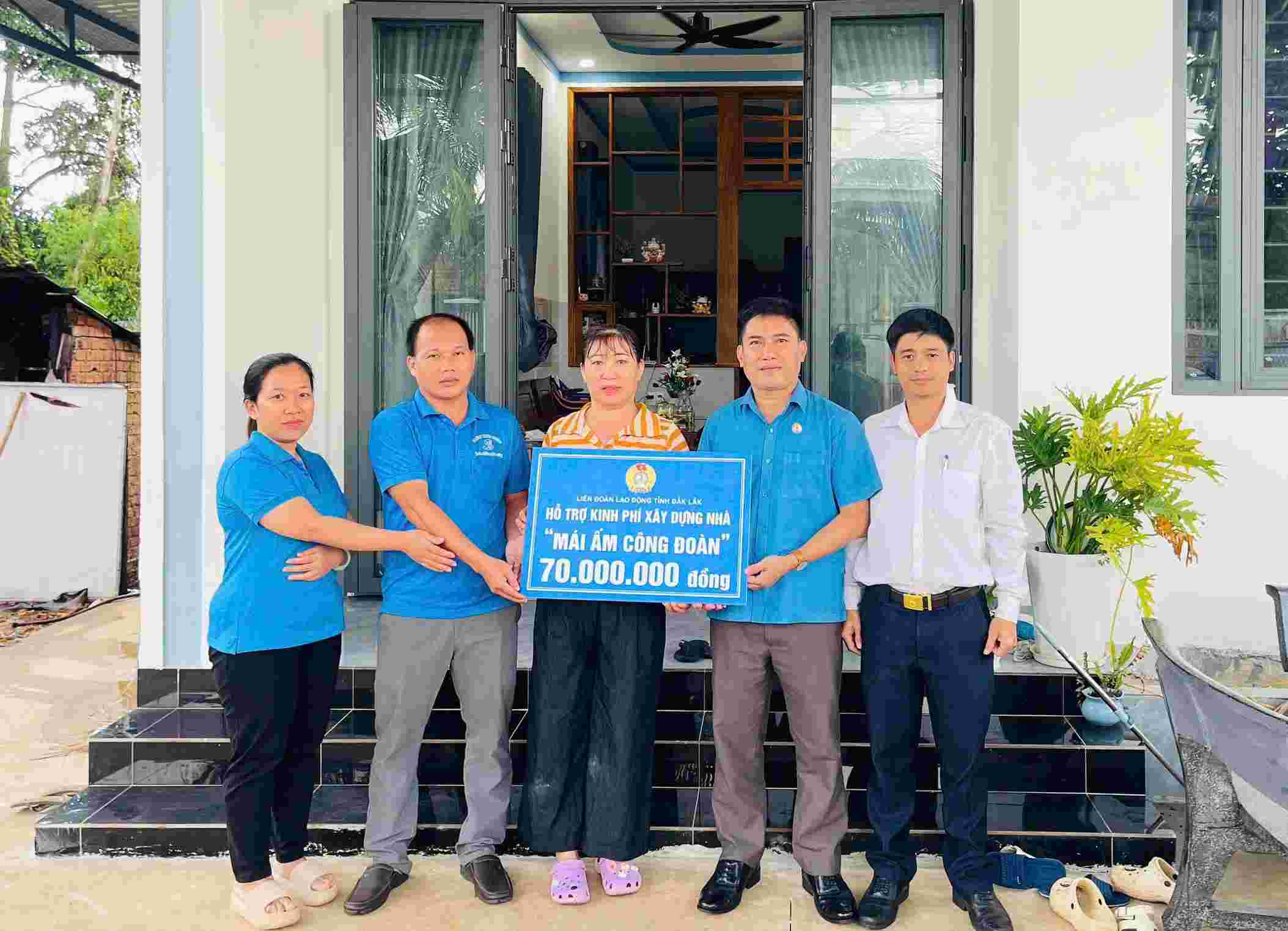 Trao nhà “Mái ấm Công đoàn” cho 2 đoàn viên khó khăn ở Đắk Lắk