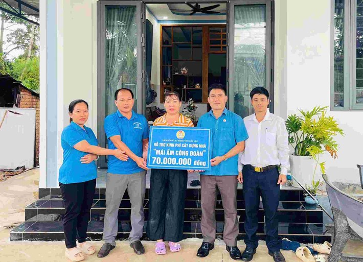 Công đoàn xã Hòa Phú (tỉnh Đắk Lắk) tổ chức bàn giao 2 căn nhà “Mái ấm Công đoàn” cho đoàn viên khó khăn. Ảnh: Công đoàn xã Hòa Phú