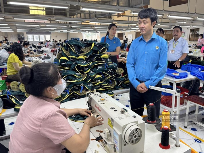 Lãnh đạo Liên đoàn Lao động tỉnh Lâm Đồng đến xưởng sản xuất trong KCN Hàm Kiệm để thăm hỏi người lao động về việc doanh nghiệp chăm lo chế độ, lương thưởng. Ảnh: Duy Tuấn