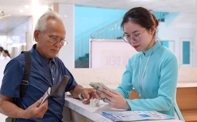 Hướng dẫn người dân cài đặt ứng dụng để đăng ký khám bệnh và theo dõi kết quả qua điện thoại (ảnh chụp tháng 10.2026). Ảnh: Bệnh viện Đa khoa tỉnh Quảng Trị