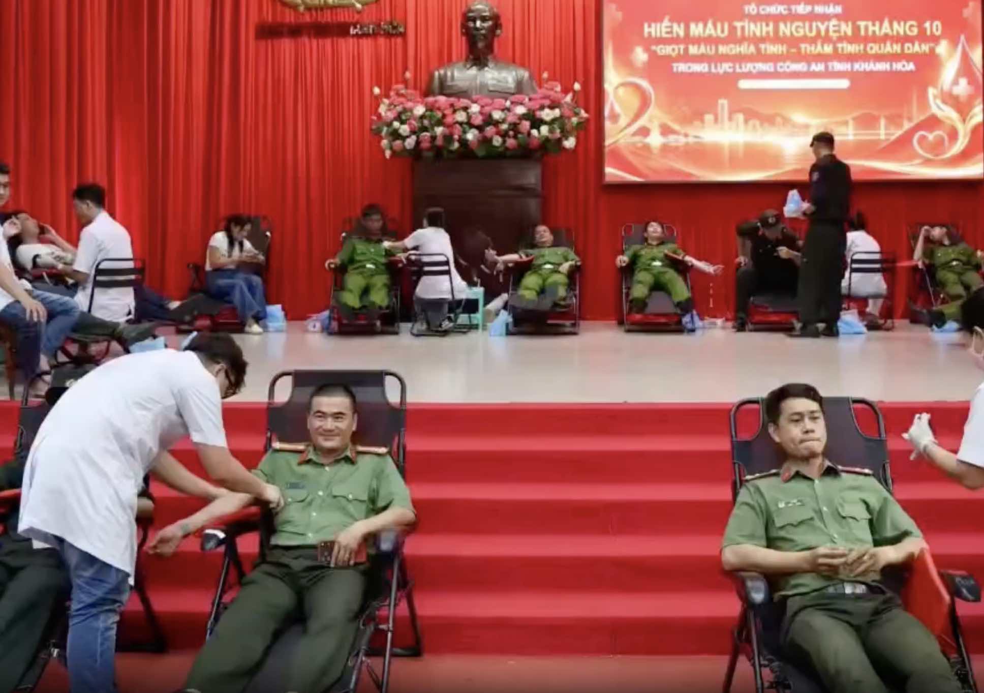 Cán bộ, chiến sĩ Công an Khánh Hòa hiến hơn 300 đơn vị máu