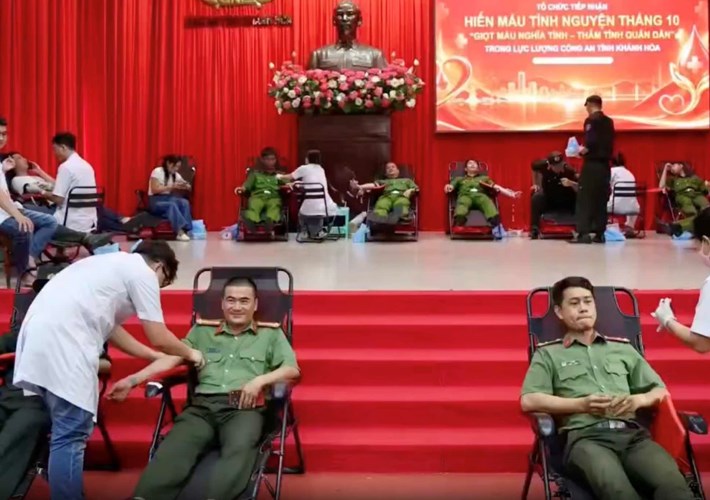 Cán bộ, chiến sĩ tham gia hiến máu cứu người. Ảnh: Công an tỉnh Khánh Hòa