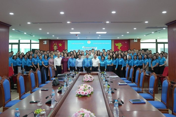 Lớp bồi dưỡng Lý luận và nghiệp vụ công tác công đoàn K.305 được Trường Đại học Công đoàn và LĐLĐ Thành phố Hà Nội khai giảng sáng 8.10. Ảnh: Kiều Vũ