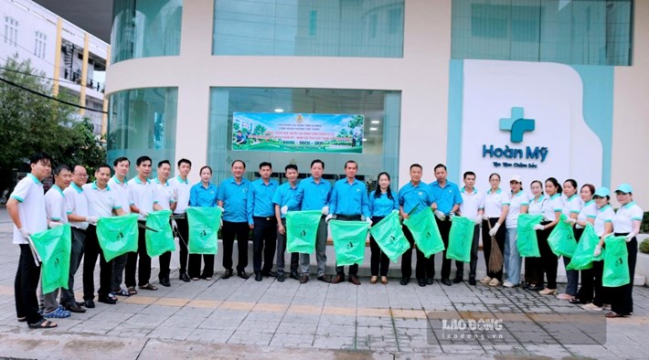 Công đoàn Cà Mau ra quân hưởng ứng phong trào " Xanh - sạch - đẹp". Ảnh: Thiệu Vũ (LĐLĐ Cà Mau).
