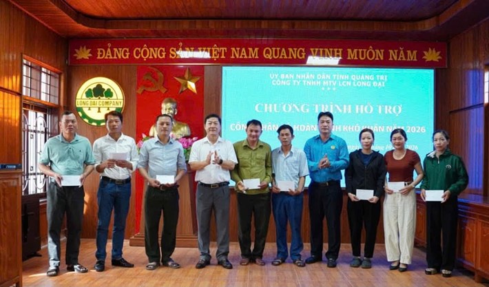Công đoàn Công ty Lâm công nghiệp Long Đại hỗ trợ cho các công nhân có hoàn cảnh khó khăn. Ảnh: Công đoàn Quảng Trị đăng tải trong tháng 10