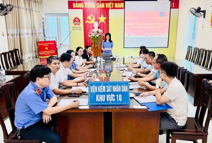 BHXH cơ sở Quốc Oai phối hợp với Viện Kiểm sát nhân dân Khu vực 10, TP Hà Nội tổ chức làm việc, đối thoại trực tiếp với đơn vị sử dụng lao động về tình hình chậm đóng, trốn đóng BHXH, BHYT, BHTN. Ảnh: Thủy Ngân - BHXH cơ sở Quốc Oai