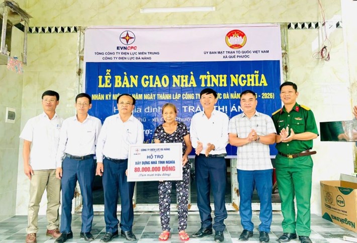 Hộ cận nghèo ở Quế Phước, Đà Nẵng đón nhà mới từ nguồn hỗ trợ của Công ty Điện lực Đà Nẵng. Ảnh: Mặt trận Đà Nẵng