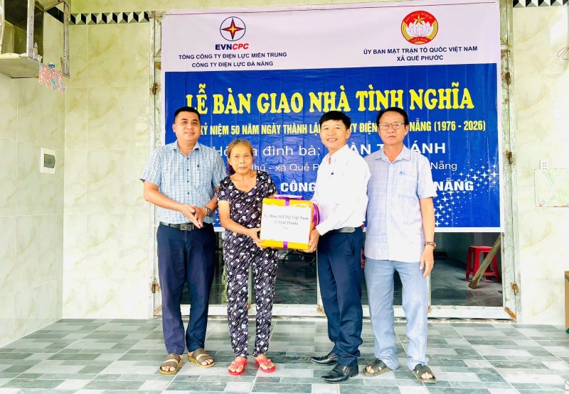 Lãnh đạo Công ty Điện lực Đà Nẵng và xã Quế Phước trao tặng gia đình bà Ánh một số vật dụng thiết yếu phục vụ sinh hoạt. Ảnh: Mặt trận Quế Phước