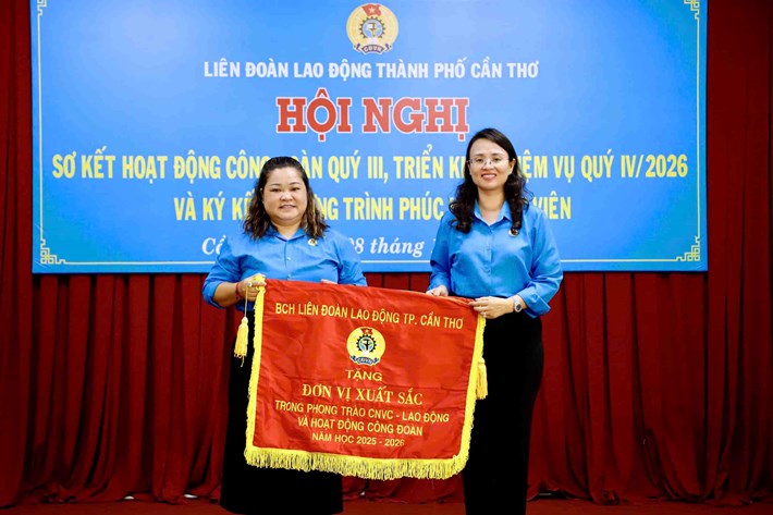 Ban Chấp hành LĐLĐ TP Cần Thơ khen thưởng đơn vị xuất sắc trong phong trào CNVC - Lao động và hoạt động Công đoàn năm học 2025 - 2026. Ảnh: LĐLĐ TP Cần Thơ