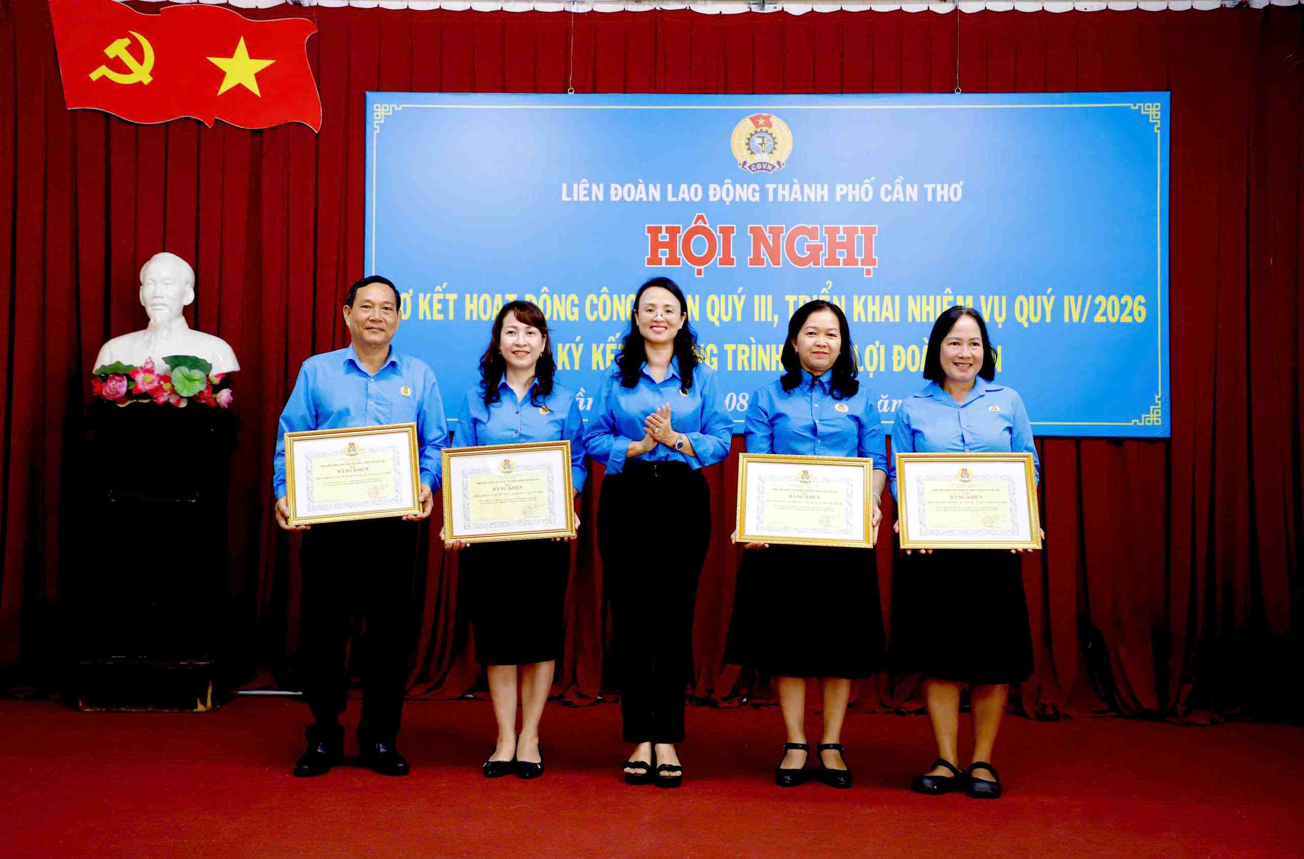 LĐLĐ TP Cần Thơ trao Bằng khen cho các CĐCS. Ảnh: LĐLĐ TP Cần Thơ cung cấp ngày 8.10