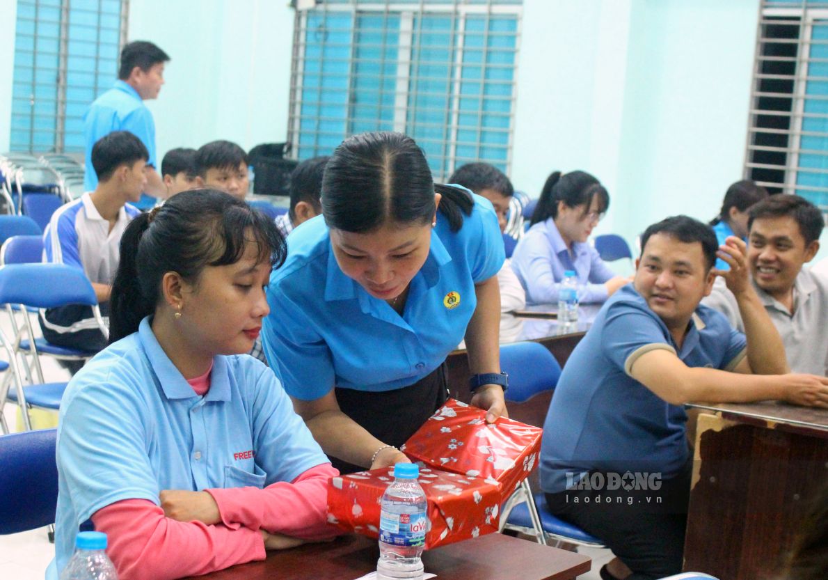 Người lao động tham gia hội nghị, có câu hỏi thiết thực được ban tổ chức tặng quà lưu niệm. Ảnh: Thanh Mai
