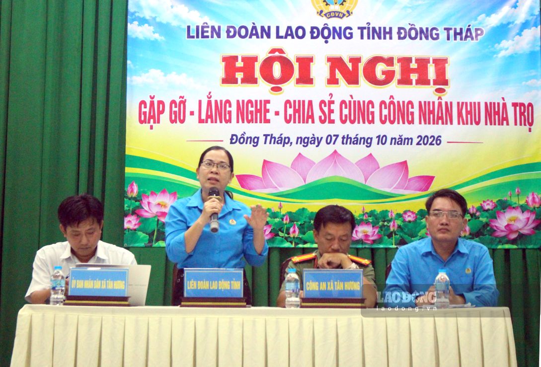 Đại diện lãnh đạo LĐLĐ giải đáp thắc mắc của người lao động những vấn đề liên quan đến chính sách pháp luật lao động. Ảnh: Thanh Mai