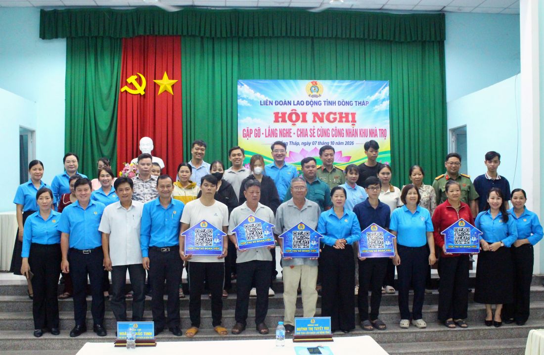 Công đoàn đưa “Hộp thư số” đến khu nhà trọ công nhân