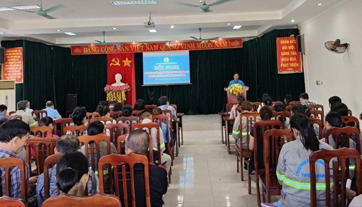 Lãnh đạo LĐLĐ tỉnh Tuyên Quang quán triệt Nghị quyết Đại hội Công đoàn các cấp và cập nhật, nâng cao kiến thức, kỹ năng về chuyển đổi số tới công nhân lao động Ảnh: LĐLĐ Tuyên Quang