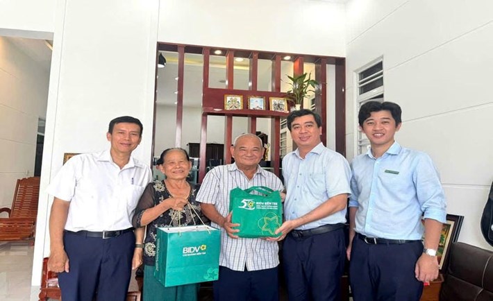 BIDV Bến Tre trao quà tặng tới các bậc cao tuổi là thân phụ, thân mẫu của cán bộ, người lao động. Ảnh: CĐ Ngân hàng Việt Nam