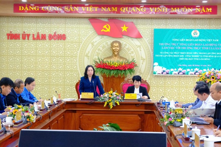 Bà Thái Thu Xương - Phó Chủ tịch Tổng Liên đoàn Lao động Việt Nam làm việc với Thường trực Tỉnh ủy Lâm Đồng ngày 8.10. Ảnh: Phạm Duy