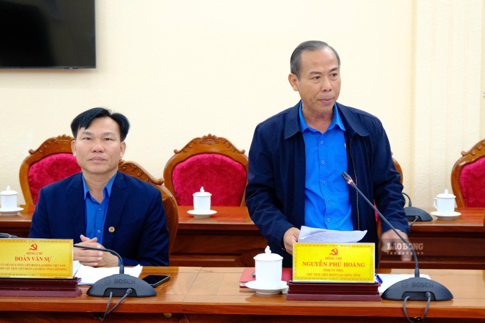 Ông Nguyễn Phú Hoàng, Ủy viên Ban chấp hành Tổng Liên đoàn Lao động việt Nam, Tỉnh ủy viên, Phó chủ tịch UBMTTQ VN tỉnh, Chủ tịch LĐLĐ tỉnh Lâm Đồng phát biểu tại buổi làm việc sáng 8.10. Ảnh: Phạm Duy 