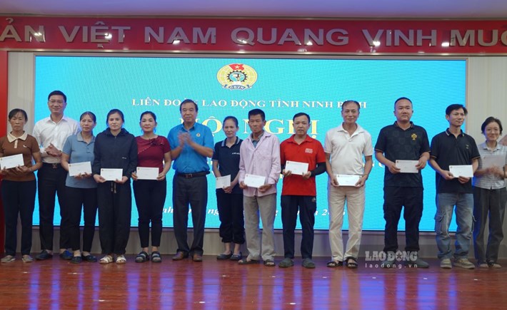 Công nhân, lao động nhận quà tại hội nghị. Ảnh: Lương Hà